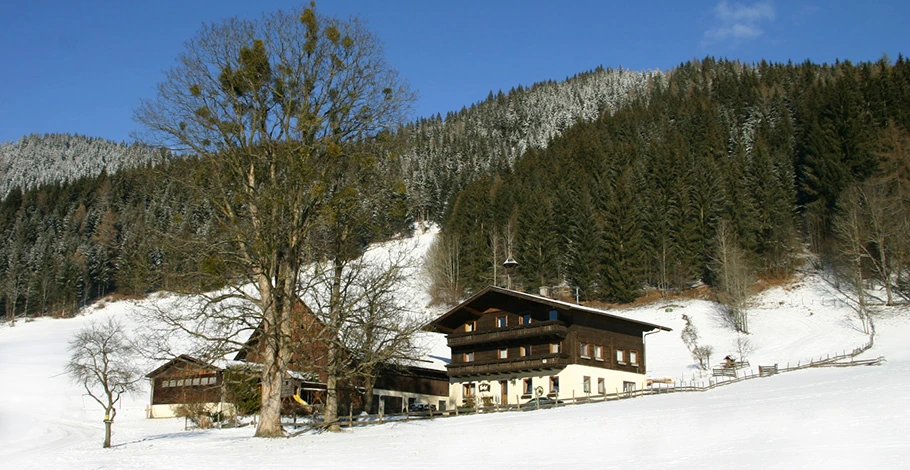 A Ridehouse schladmingi vendégház télen, havas hegyoldalban