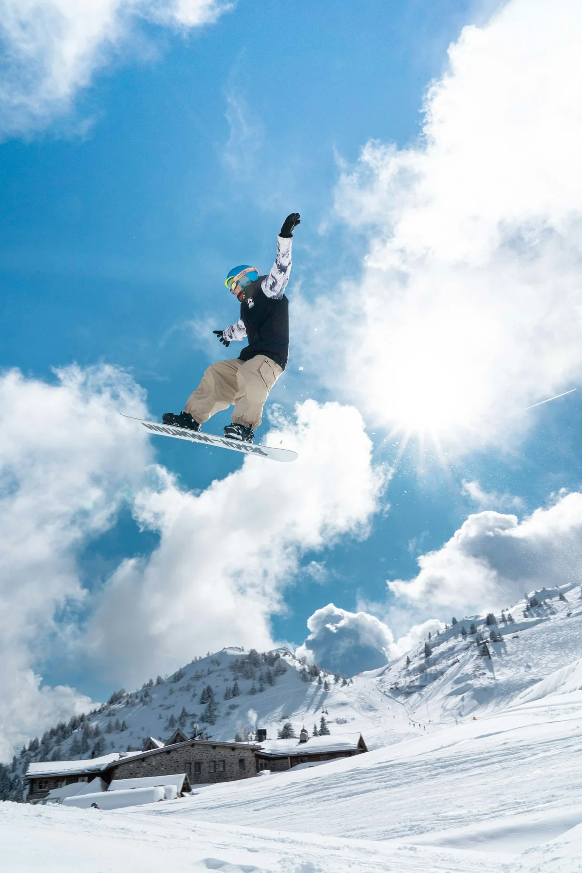 Snowboardos ugrás havas hegyek fölött – sporthangulat
